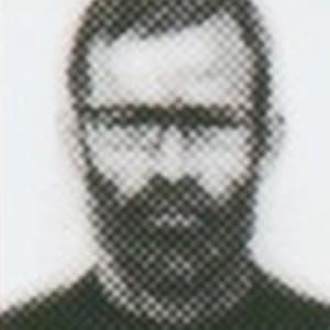Retrato de un recluta de Mother Base, de barba poblada y gafas