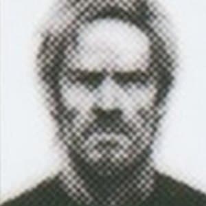 Retrato de un recluta de Mother Base, de entradas pronunciadas y barba corta