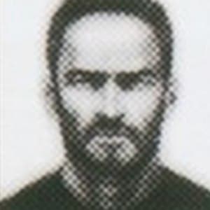 Retrato de un recluta de Mother Base, con barba y pelo corto